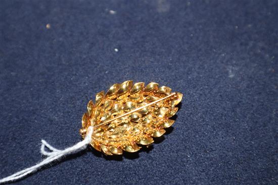 An Italian 18k yellow metal and ruby set stylised leaf brooch, 41mm,.